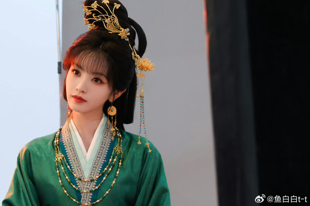 #田曦薇[超话]#   我是魏娆 他们都告诉我这是命 我却偏不信
我自尘泥里长大，屈辱缠身，满身风霜，在市井挣扎半生。曾遭人偷换身份，贵贱颠倒，受尽冷眼磋磨，好不容易拨开重重迷雾，寻得一线生机。可侯门诡谲不容我安稳，为夺回被窃的人生，我踏入这侯府深渊。这一战起落，恩怨俱焚。惟愿风波散尽，我 ​