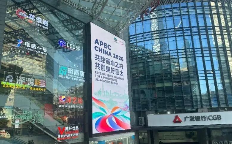 近期电脑零部件市场最大的变化集中在显卡板块，行情呈现一日一价。以高端消费级RTX 50系列为例，RTX 5090官方初始零售价约1.5万元—1.6万元，当前渠道报价已飙升至5.5万元—6万元；RTX 5080初始售价约8000元，现已涨至1.7万元。半个月前RTX 5080渠道价约1.2万元，短期就上涨了4000元—5000元；RTX 5090 ​