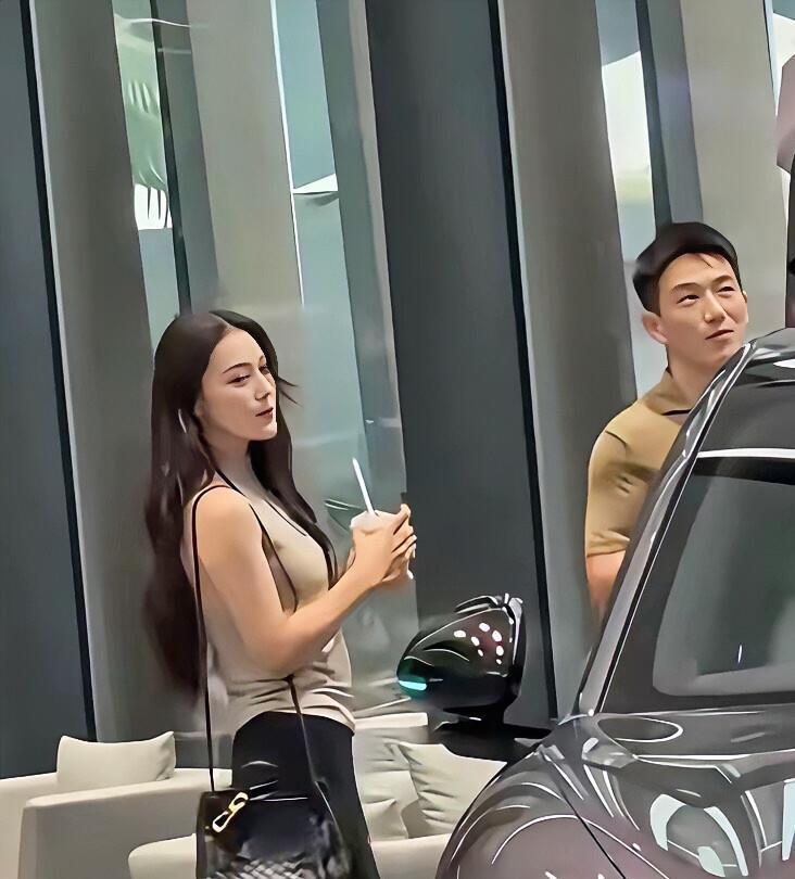 景甜那事儿一出，再回头看张馨予，才发现她是真明白自己想要什么。
有网友拍到张馨予跟何捷一块去看车。她背着四万块的包，脚上穿着七千多的拖鞋，可两个人看的，是十几万的家用车。何捷在那儿认真研究配置，她就安安静静站在旁边听，偶尔笑着点点头，像极了普通小夫妻商量过日子。
这画面挺有意思的。背那么贵的包，看的
