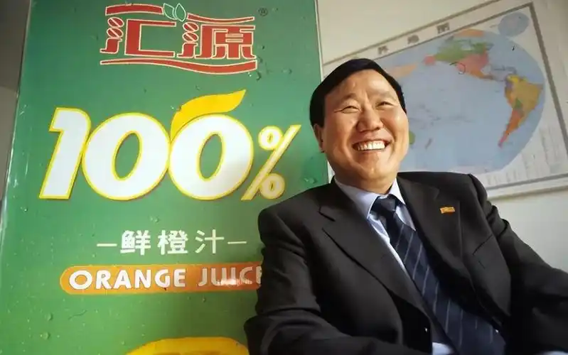 汇源集团重磅宣布：彻底告别“汇源”品牌，今后不再生产任何带“汇源”商标的果汁产品

十月十九日一早，一份声明从汇源集团的公众号挂了出来。核心意思硬邦邦的：从今往后，汇源集团及下属企业不再生产任何带“汇源”商标的果汁，代工合同一并终止，跟那个商标有关的事，一律不碰了。做了三十多年果汁的那帮人，亲手把“