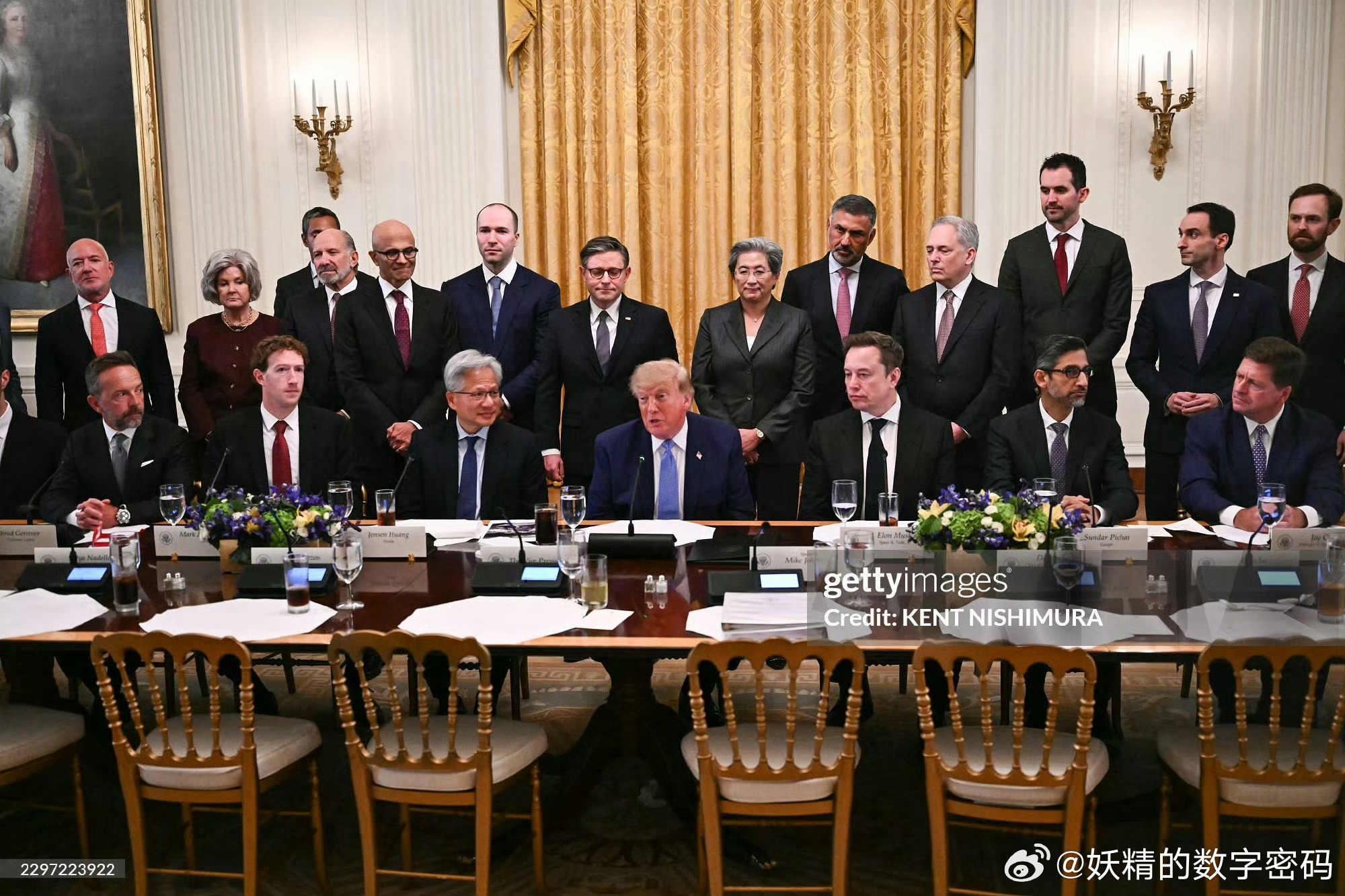 妖精我前段时间写到：
“现在全人类像在一个巨大的飞行器里，进入新的时空，大众浑然不觉……而驾驶舱里那些人，吵成一团……当然驾驶舱里那些人，也不是全知全能，他们也在摸黑争夺方向盘[偷笑] ”

2026年白宫AI巨头会议，就是驾驶舱里的争吵，摸黑争夺方向盘的人坐下来开会了[偷笑]

结果总结就是： ​