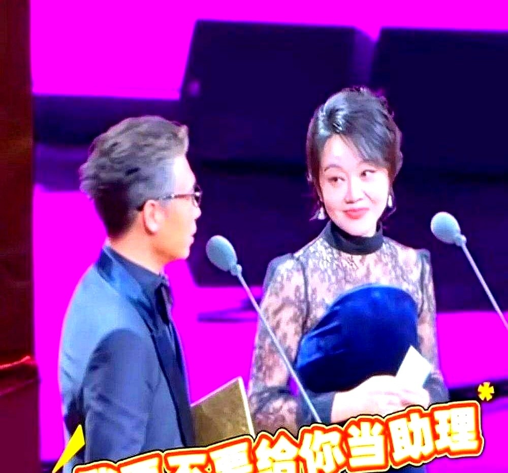 李乃文上台给闫妮当助理，没想到直接被当众拆了台。

闫妮开口就怼：“你这岁数，剧本、水杯、椅子，记得住吗？”全场哄笑。李乃文还想装客气圆个场，说了句“好久不见”，闫妮立马补刀：“刚才不是见过了吗，你没跟我打招呼而已。”

李乃文彻底下不来台，扭头就向台下的胡军搬救兵。

红毯上能跟胡军、欧豪勾肩搭背