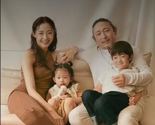 中戏音乐剧才女万千惠，24岁嫁给大25岁的音乐人三宝，当年这段婚姻不被看好，她却义无反顾。婚后一双儿女降生，三宝早年心脏手术后半退休，她褪去光环扛起养家重任，从话剧舞台转战直播带货，成了家里的顶梁柱。一家人在北京租房，买房观念有分歧，她自曝焦虑症、心脏早搏，也上综艺、回舞台、走红毯，把日子过成战场。