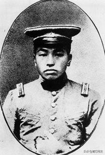 彭德怀把恩人之子培养成红军师长，结果他却叛变投敌

1922年，湖南湘潭一户普通人家的病榻前，一个老兵拉着彭德怀的手，用尽最后的力气说了一句话。这句话，彭德怀记了一辈子，也还了一辈子。

老班长叫郭得云，是彭德怀当兵时的第一个班长。他参加过辛亥革命，当过排长，后来因看不惯军阀混战，弃职回家做皮匠。彭