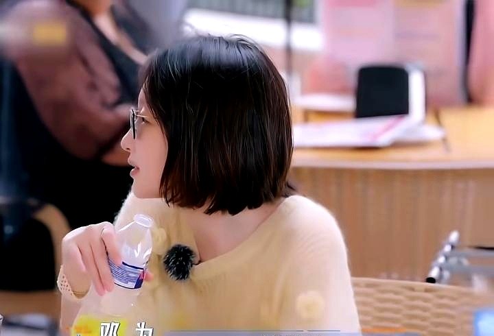 “我生理期会非常痛，非常虚。”周冬雨当着镜头的面，直接跟邓为摊牌了。

本以为男艺人听到这三个字会尴尬得直抠鞋底，没成想当导游的邓为连个磕巴都没打，当场拍板：“那就你休息。”看周冬雨实在没力气，他顺嘴抛了个梗：“大不了我们俩弄个轿子抬着你走。”周冬雨立马接话：“我要黄轿子。”

听腻了敷衍的“多喝热