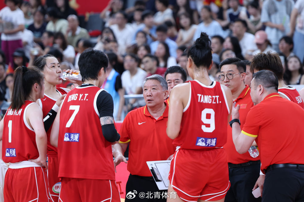 #张子宇首战美国女篮##李月汝丢护照无缘世界杯#  

4日晚，备受瞩目的中国女篮即将开启世界杯的征程，她们的首个对手是世界女篮霸主美国队。中国女篮已经公布了世界杯12人名单，包括张曼曼、杨舒予、王思雨、李缘、孙宇、贾赛琪、罗欣棫、唐子婷、陈玉婕、陈明伶、韩旭、张子宇。与此前世预赛阵容相比 ​