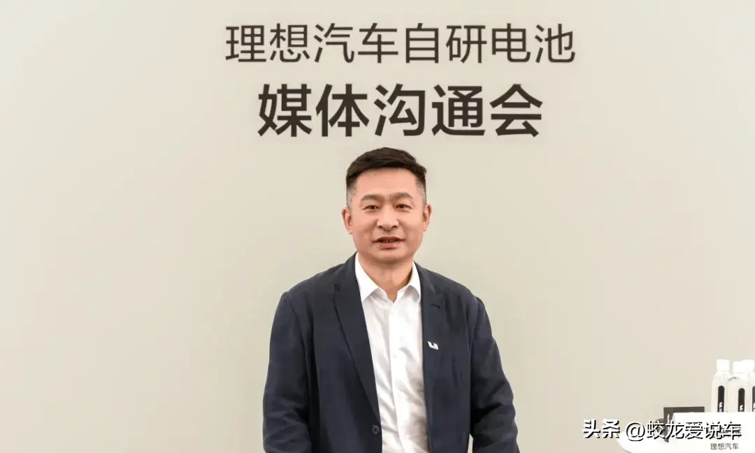 据说，这是国内动力电池排名：
 
1. 宁德时代
2. 弗迪电池（比亚迪自研电池）
3. 中创新航
4. 国轩高科
5. 亿纬锂能
6. 蜂巢能源
 
看完这份榜单，不少车友会心生疑问：优质电池供应商比比皆是，直接采购成熟电池省心稳妥。可为什么理想还要投入巨资，坚持深度自研电池？
 
如今的多数车企