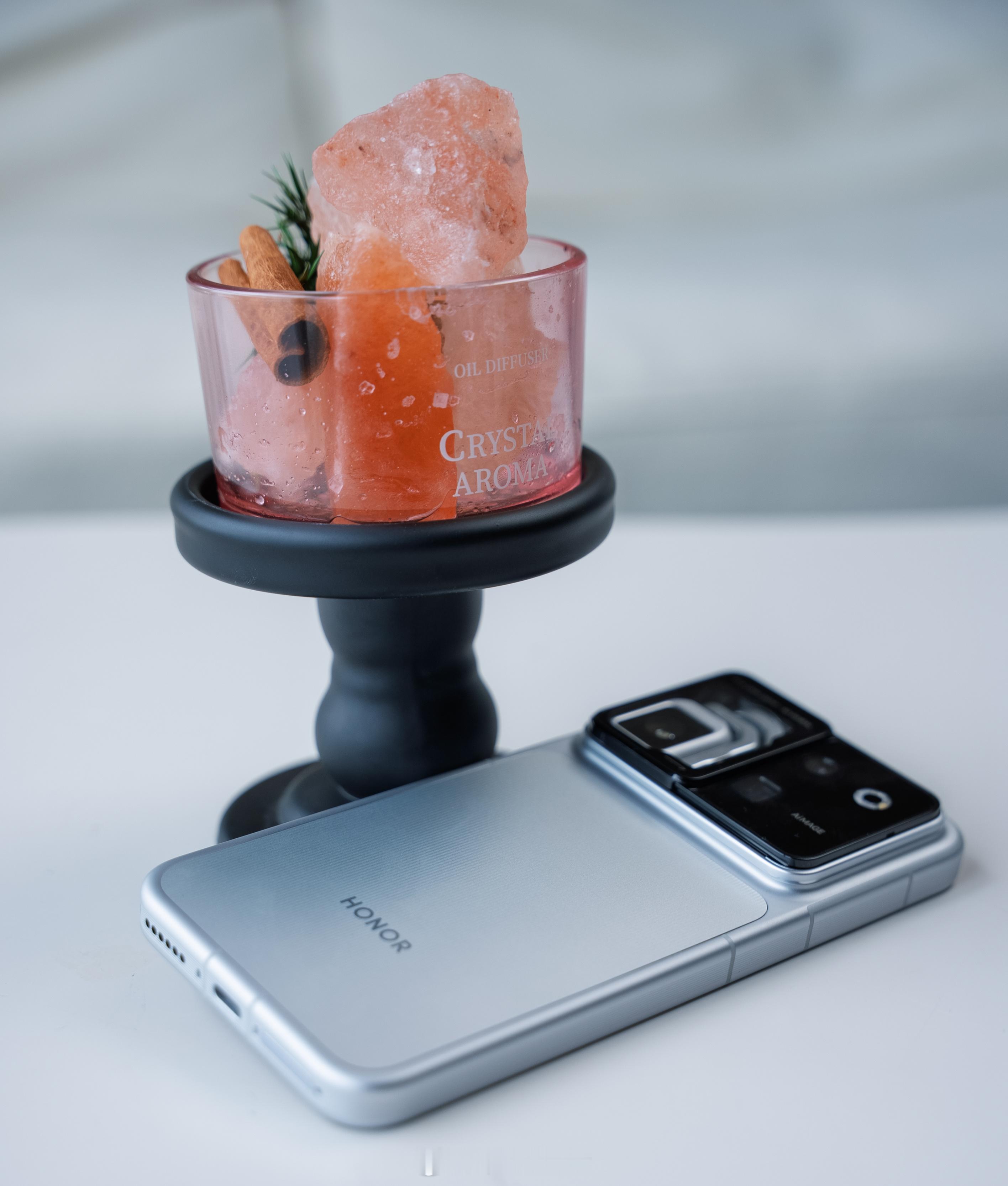 也是拿到心心念念的robot phone了，敢于创新就得支持一波。

这个云台相机收缩后，是有个可滑动的塑料罩保护着，关闭和来开都不会松动。

其实我觉得现在所有手机的DECO都可以加这种保护罩了，特别是影像旗舰。

当初那种扫码机，镀膜划就划了，但现在很多手机都侧重于影像能力的研发，你大底再牛，也 ​