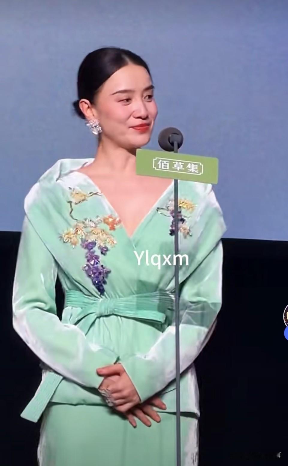演员宋佳“又美又飒”，为何嫁了个矮老公？
……
今天，看到演员宋佳，就像看到一幅画。

她参加活动，穿了身嫩绿的裙子，水灵灵的大眼，富有温度的笑容，袅娜的身段，宛若岀水芙蓉。

人们说，宋佳情商高，才学高，人又俊，应该嫁个帅老公。

但事实并非如此。
老公不帅，不高，不显眼。
演员宋佳“又美又飒”，