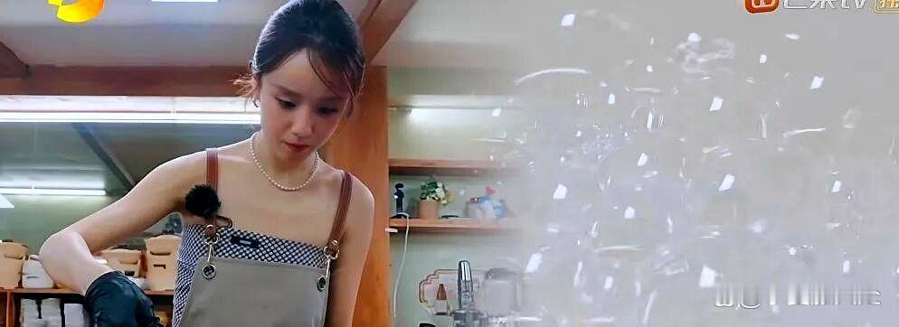 《中餐厅》抹胸配珍珠项链！张雅琪不像来打工，更像董事长太太体验生活 ​