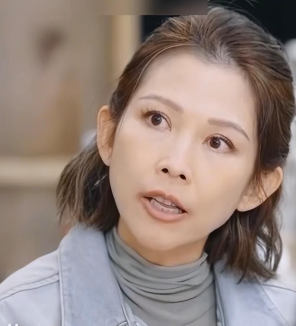 蔡少芬在综艺里自曝，孕期吃辣从未间断，连哺乳期也没忌口，林心如惊讶追问“宝宝不会辣到吗”，她轻松回应孩子毫无反应。更戏剧的是，某天深夜她突然馋鸡腿，硬是叫醒老公驱车去便利店，咬下第一口那句“好舒服”，隔着屏幕都能感受到她的满足。
孕期饮食本就因人而异，有人无辣不欢却产检一路绿灯，也有人稍碰禁忌便身体