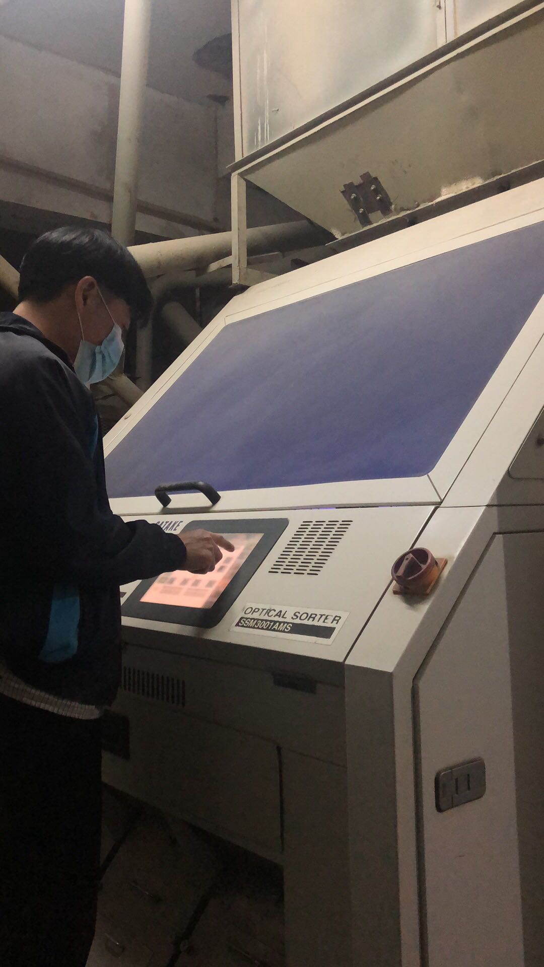 AI催生硬核行情！被称作电子刚需基石的MLCC，市场价格迎来剧烈波动
 AI市场份额 半导体AI行情 AI芯片行情 
电子制造领域有一款看似不起眼却无可替代的基础元器件。多层陶瓷电容器凭借超高的适配性与普及度，在行业内部拥有极为形象的产业别称。所有智能化、电子化设备的组装生产流程，都离不