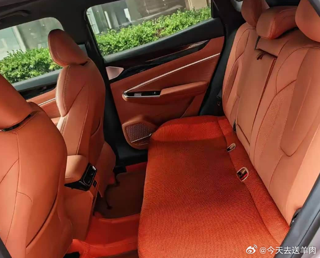 入手全新博越后，全家露营轻松搞定
提全新博越快一个月，最大变化就是休假出门的频率变高了。以前嫌折腾，不想来回拎大包小包，现在说走就能走。上周带一家人去郊外露营，后备箱塞下全套露营装备，折叠桌椅、帐篷、保温箱，放完这些还有空余，还能塞下随身背包。一家人的东西全部装下，不用纠结什么该 ​