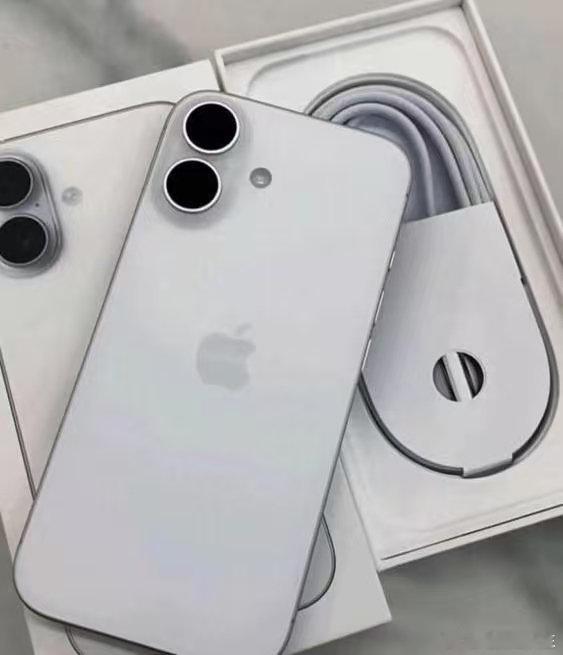 #iPhone17涨价倒计时#涨价消息传开之后市场心态两极分化，一部分用户抓紧下单锁价，也有不少网友表示预算有限，涨价之后会转而考虑国产旗舰。手机只是工具，不必被涨价消息制造的焦虑裹挟，结合自身换机需求理性判断最重要。 ​