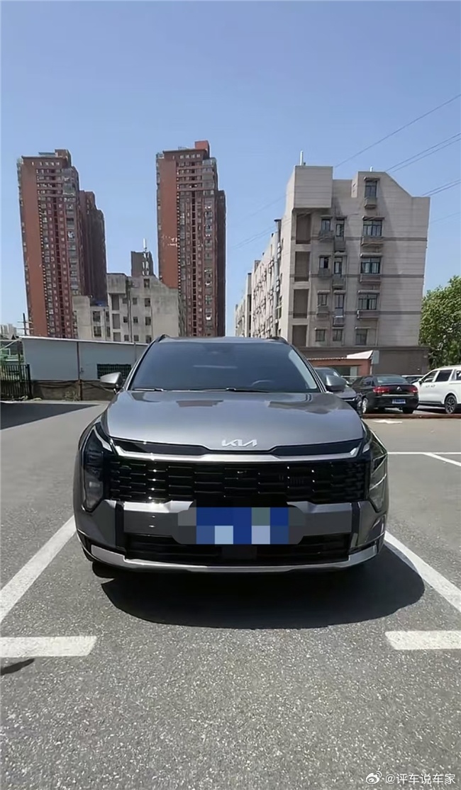 终于提车了！🚗起亚新狮铂拓界1.5T尊贵版，焕新一口价12.49万！当初也看过舒适版，比尊贵版便宜一万多，但对比下来，尊贵版在我特别在意的智驾和智能互联配置方面，都上了一个台阶💪试驾完果断加预算，现在开了一周，很满意～😍最满意的是智驾方面。我每天通勤要走一段高速，智能自适应巡航控制打开后。车辆会自动跟车加减速，不用来回踩油门刹车，脚轻松不少；车道保持辅助功能会在车辆稍微跑偏时轻轻帮我回正方向盘，特别省心。除此之外，还有360°全景影像，公司地库车位窄，现在每次停车都能看清前后左右，再也不用伸脖子看了👍车内的智能互联配置也很方便。首先要说的就是自带的车载微信，太实用了——开车时来消息直接语音播报，动口就能回复，不用低头操作手机。另外，无线CarPlay上车就会自动连导航，彻底告别手机支架，中控台干干净净📱对了，这周末苏超⚽继续开战，起亚这次还是盐城队的主赞助商，这不得开着新车去现场感受一下气氛！🎉现在购车还加赠1500元油卡，趁此机会喜欢就下单啊。💪而且起亚2025年新...
