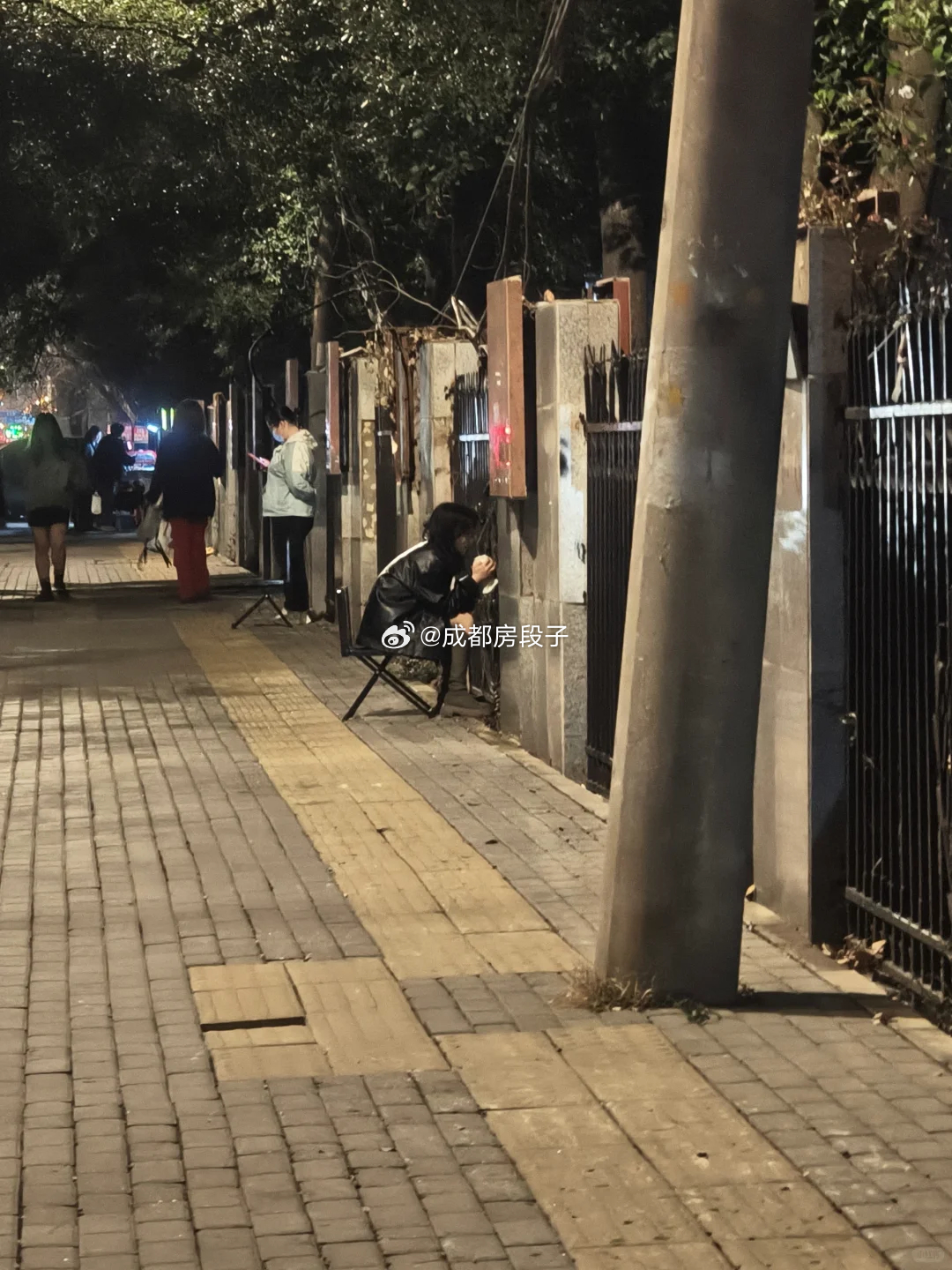 提问：父母的存款，会拿出来给子女还贷吗？

昨天房段子收到一条评论，意思是喜欢看故事，类似于上次娶老婆的那种，

今天再发一则网友的故事，为了方便，第一人称，有浓浓AI味儿——

我爸妈28万存款在银行睡大觉，一年利息4200。我欠着银行25万房贷，一年光利息就一万二。上礼拜 ​