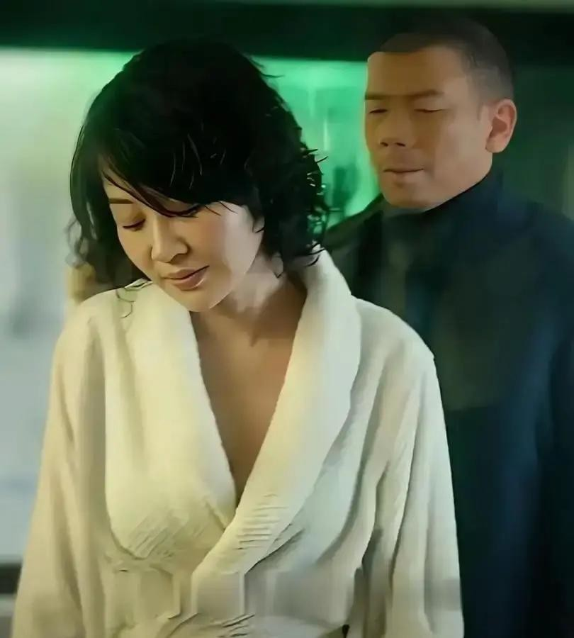 许晴在电影《老炮儿》里与冯小刚拍摄了一段亲密戏，事后她对媒体公开表示，这段戏拍得很干净，没有太多多余的成分，更多的是情感的表达。 
 
这场戏后来常被单独讨论，但理解话匣子，得回到管虎最初的选角。影片上映后，管虎解释，许晴是北京人，也是管虎的大学同学。

两人相识多年，管虎了解许晴爽快、直率、讲情分