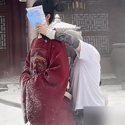 牛骏峰把“冻死”演绝了。不是嘶吼，是安静。
《兰香如故》大结局，韩梁大雪里靠在宫门上，眼珠子一点点散掉。没哭没喊，手指头在雪里轻轻抓了一把。弹幕全炸了。可你往回翻《战长沙》，胡小满死的时候他青筋暴起，嗓子劈了，那是把命往出呕。
十年，从撕心裂肺练到内敛克制。棚里四十多度，拍极寒戏，哈气都是后期做