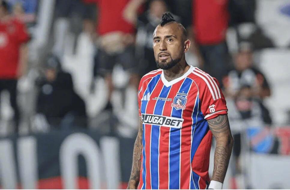 据法国媒体Foot Mercato记者Chemssdine Belgacem报道，39岁的智利球星比达尔在重返科洛科洛后迎来职业生涯的第二春。昔日以中场拼抢和跑动能力著称的他，如今成功转型为中后卫，并在国际体育研究中心（CIES）足球观察站的评选中排名南美中卫第一。不过，随着合同即将到期，他的未来仍存在不确定性。

 ​