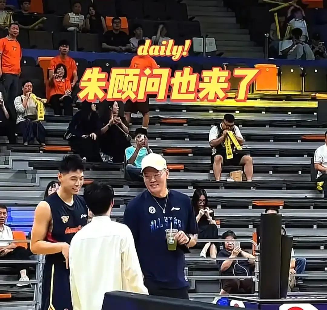 开局两连败的广东男篮已经退无可退，今晚对阵广厦这一仗，朱芳雨终于坐不住了。
以往坐在看台悠闲观战的朱总，这次顶着俱乐部荣誉顾问的身份，早早来到场边亲自督战。
球馆里的空气肉眼可见的紧绷。
开打前，朱芳雨和小陈总没有去找外援，反而第一时间把崔永熙叫到场边，三个人站在一块儿细细交代。
明眼人都清