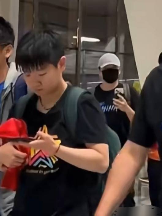 哥，要不是你这体格和这手机壳，就你这全副武装的我真的会把你认成是跟拍的😄 ​