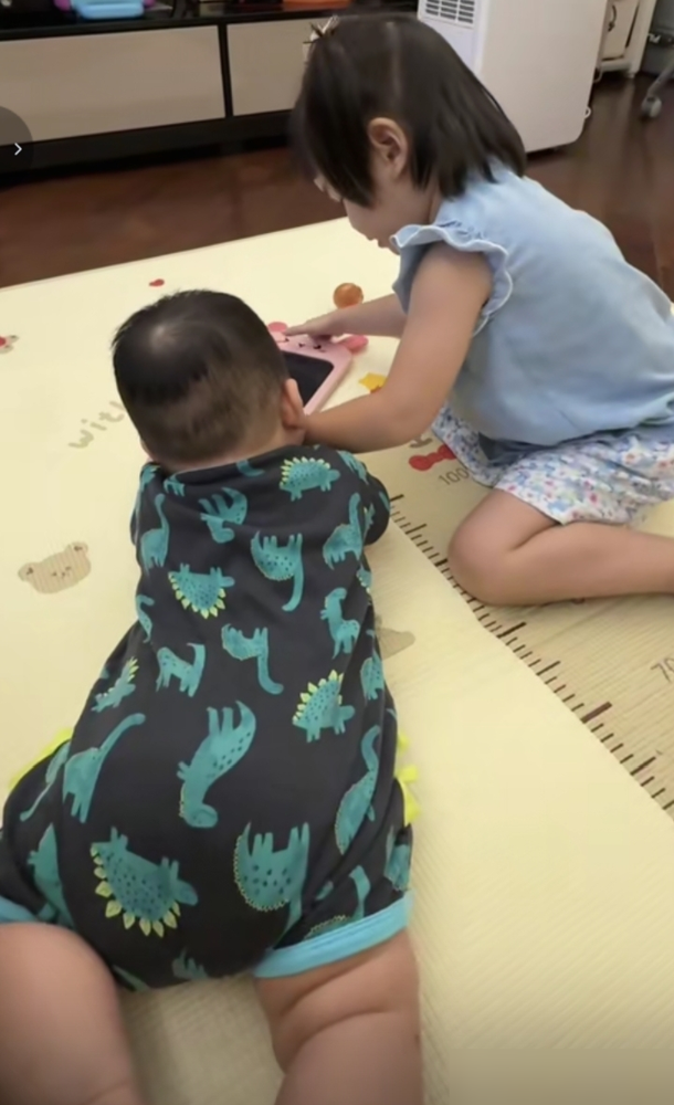 王楚钦在球台前大力扣杀，黄镇廷转头就在朋友圈砸下一张二胎照。你以为大圣打不过国乒大魔王很憋屈？人家在晒娃这条赛道上，早就把王楚钦甩没影了。
2026年3月1日深夜，黄镇廷小心翼翼托着刚出生的儿子，在镜头前笑出满脸褶子。算上2023年降生的女儿，这位香港一哥稳稳攥住儿女双全的底牌。那句比上次感觉不一