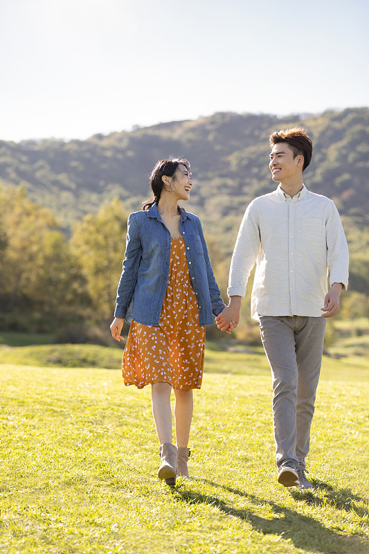 人生本就该是幸福快乐的，夫妻之间相互恩爱、彼此滋养，这份力量才是生活最...