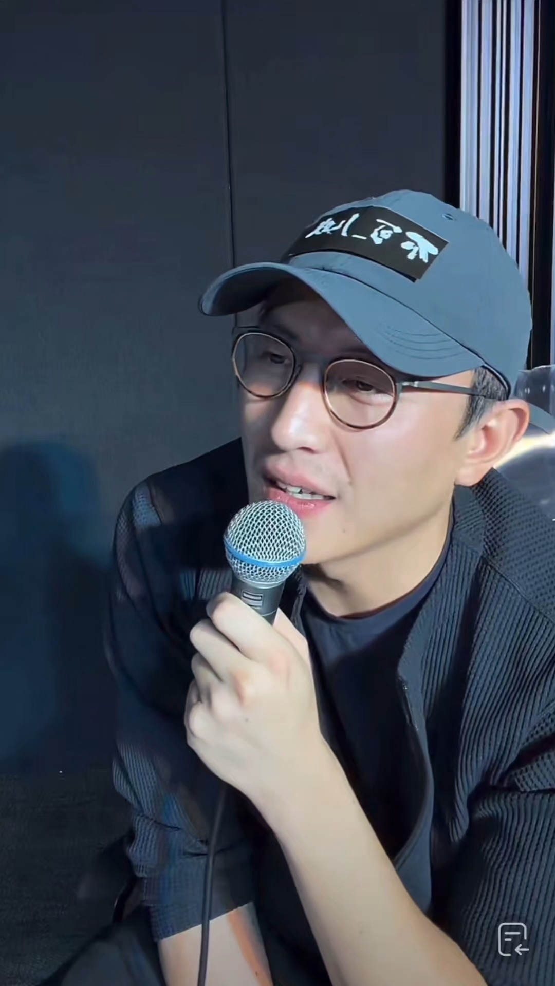 p1：啊啊啊啊啊商标掉了
p2：“你们真是，别太爱啊”
p3：撒娇男人最好命
p4：手搓了装置，骄傲
p5：“做自己想做的的事情，成为自己想成为的那个人，想去做什么就去做好了，勇敢一点”
p6：“带着心来，我能感受到你们每一个人的”
p7：粉丝想要旧版签名，“好，没问题”
p8：“不用管我，朋友们，从 ​