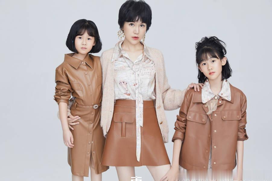 鲍蕾陪女儿选成年礼服 妈妈也值得被认真庆祝
看到鲍蕾陪贝儿挑生日礼服，第一反应是时间真快。那个跟着爸爸参加《爸爸去哪儿第二季》的小朋友，已经在准备18岁生日了。
据青岛新闻网旗下浪涨新闻报道，鲍蕾10月20日分享了试装视频，陆毅通过视频通话参与，对女儿的试装给予肯定。10月21日，相关话题仍 ​