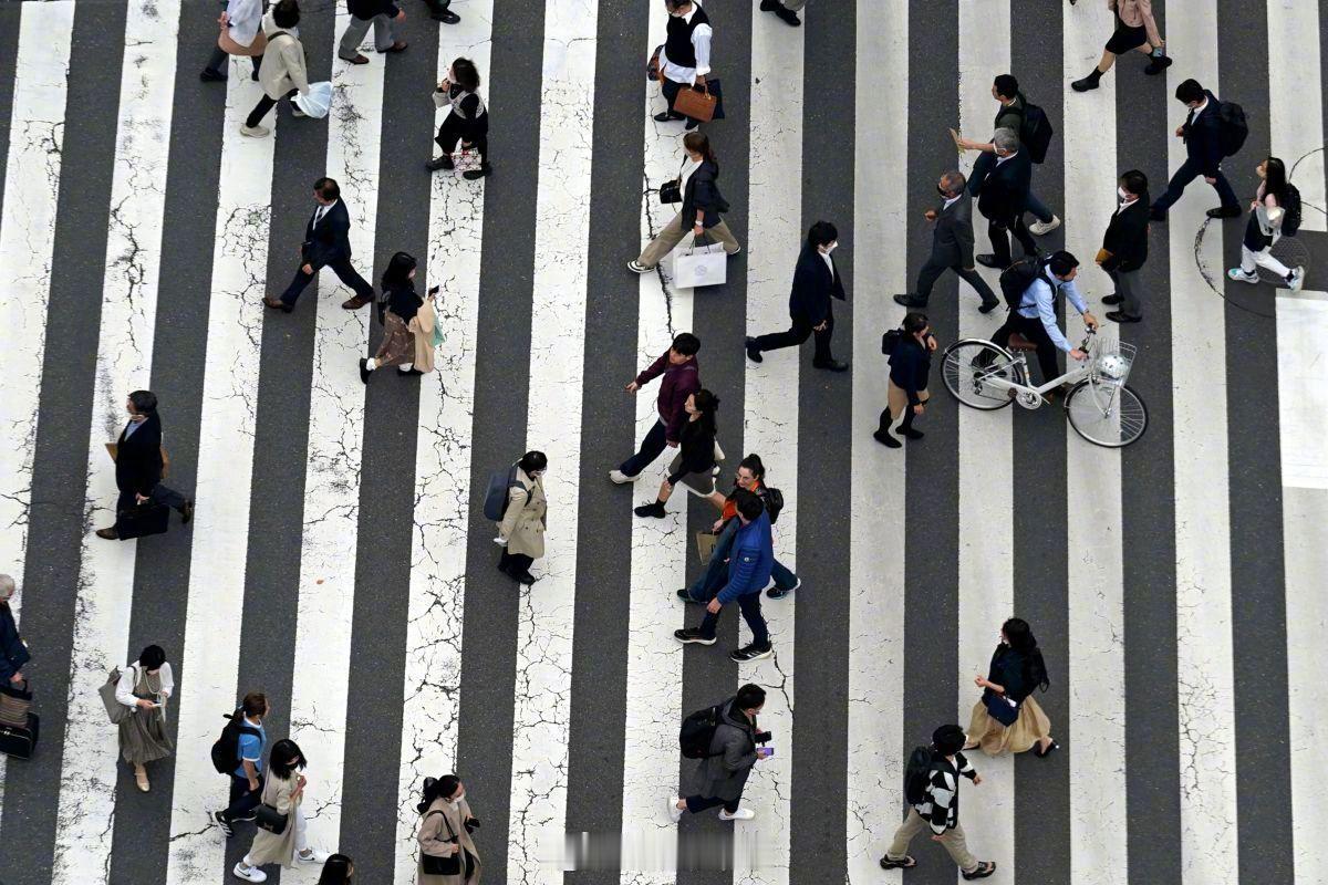 【.2亿2025年日本人口减少了91.7万人，连续第17年下降。无论从...