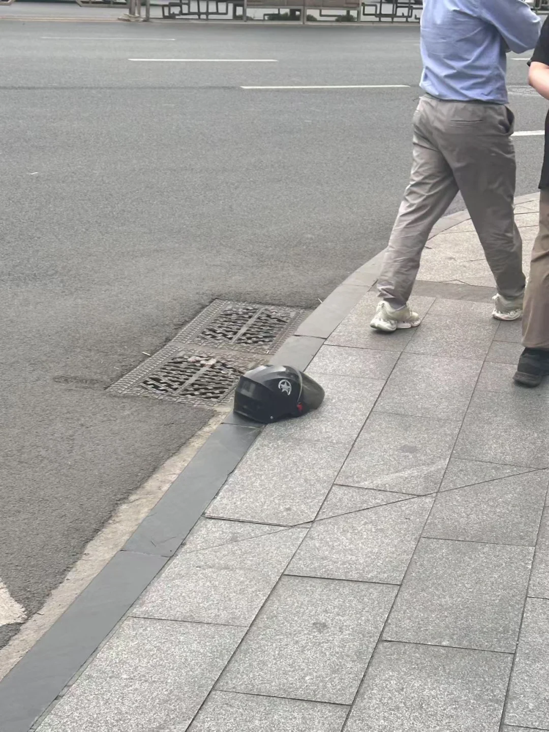 因为多看了一眼路牌救了一条命