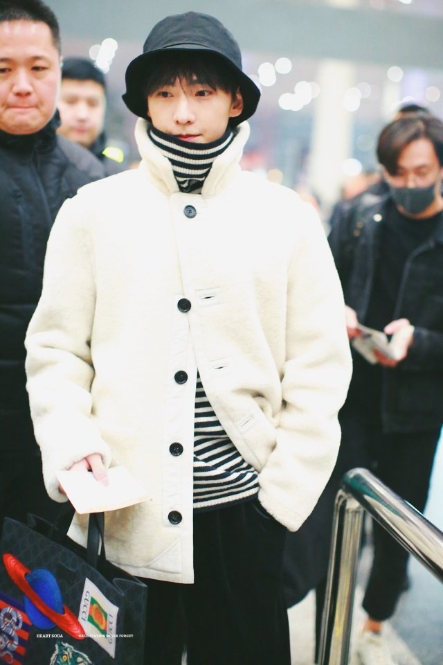 #杨洋[超话]# 快到冬天了，大家穿的暖暖的 ​