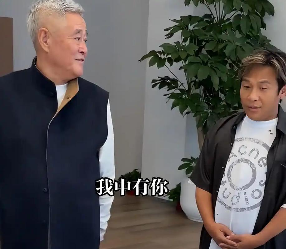 好家伙，宋小宝一现身沈阳，咋就被叫东北“王嘉尔”了？

这名号一亮，我第一反应：谁取的，太会整活了吧。可再一琢磨，宋小宝那股抓眼劲儿，还真有点上头。这称号听着离谱，放他身上又莫名不违和。

小沈阳也瘦了，瘦得骨骼清秀、皮肤白皙，不留流行男团头，眉毛还修得精致。这状态，说没偷偷升级谁信？

更让我服的