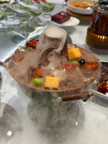 香港总店曾评为米其林一星，广州总店也跟着沾边儿，但是做出来的东西也不是...