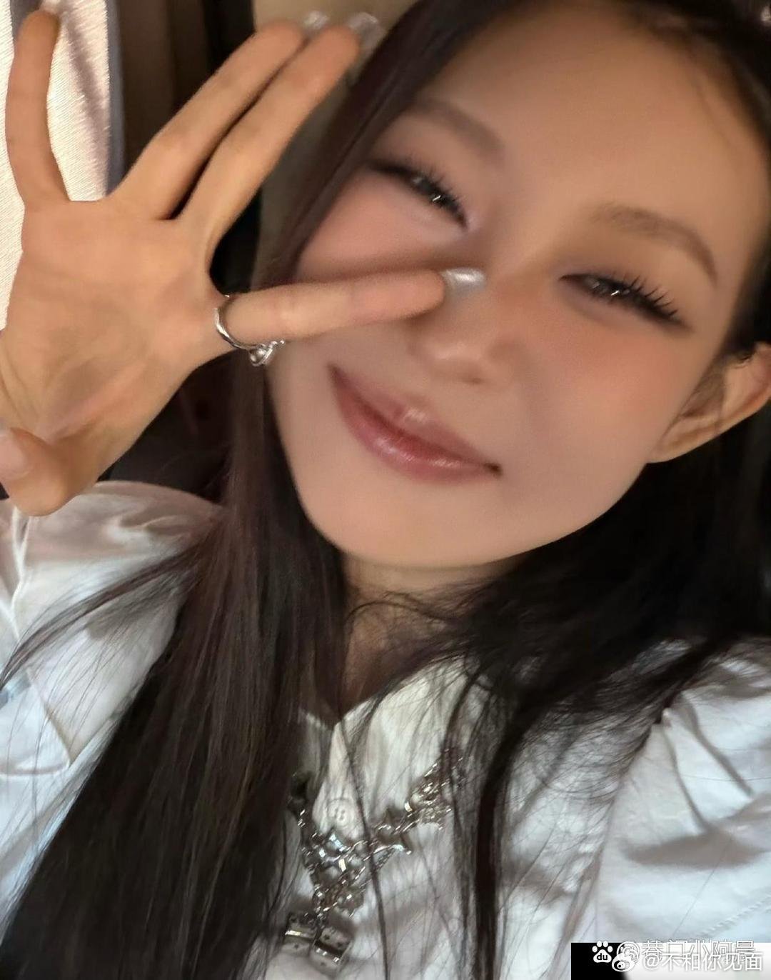沈佳润找的化妆师不便宜吧，你看这眼妆，跟倪妮的眼妆挺像的。 ​