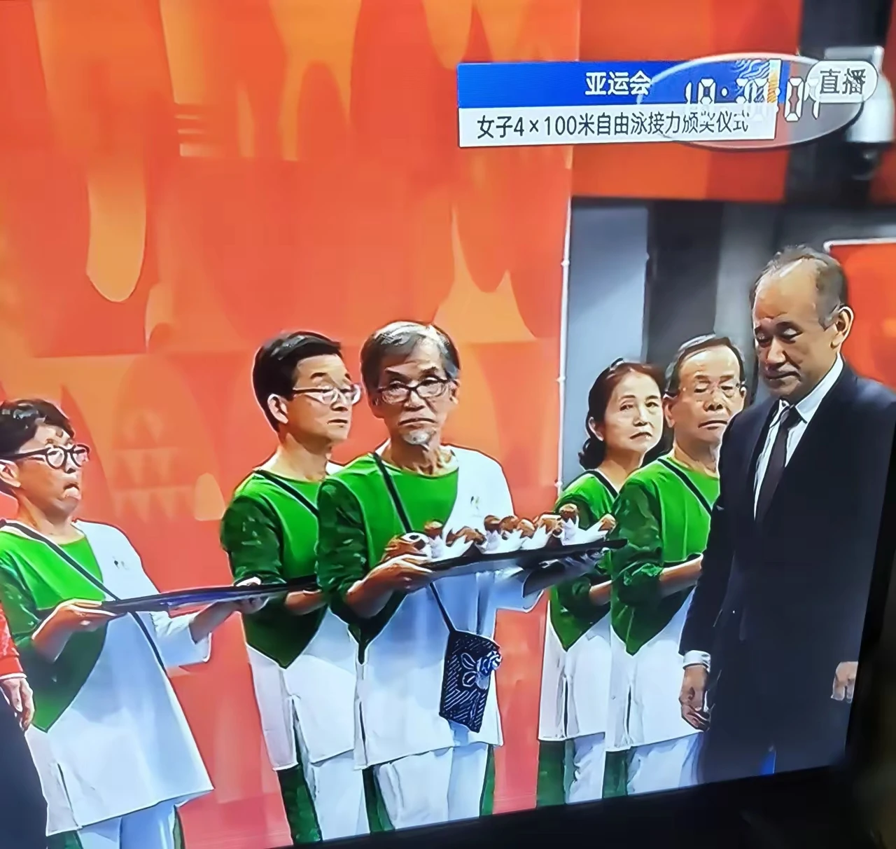 昨天晚上亚运会游泳比赛颁奖仪式上看到了礼仪人员全都是退休的大爷大妈，我惊呆了！难道日本人没有什么年轻人了吗？人口老龄化都这么严重了吗？为了节约比赛经费到了这种程度了吗？[捂脸]