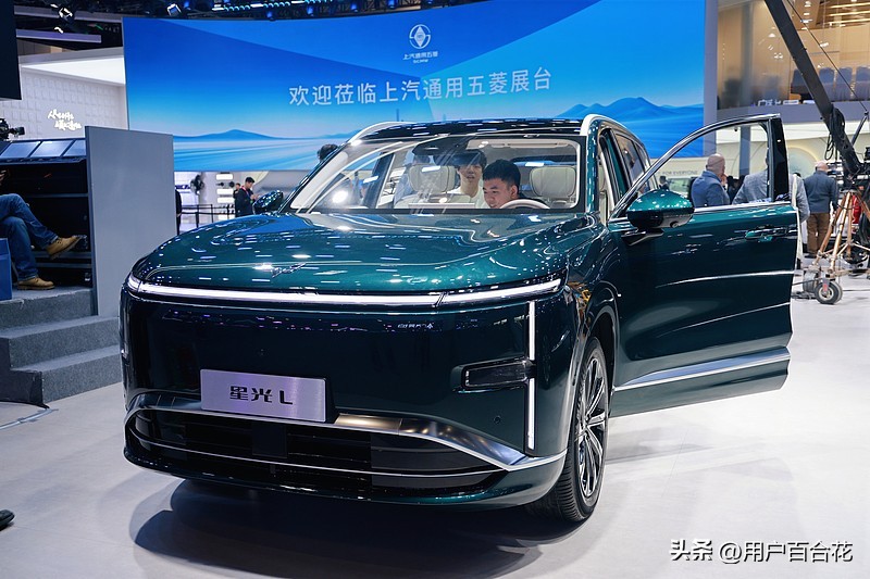 星光L让大六座迈入10万时代星光L让大六座迈入10万时代10.98万起，五菱星光L把正经大六座拉进10万级！4980mm车长+2950mm轴距，真三排平权，第三排不坐“小板凳”；260km纯电+1260km综合续航，3.3kW对外放电，家用大空间与长续航一步到位，普通家庭也能轻松拥有！