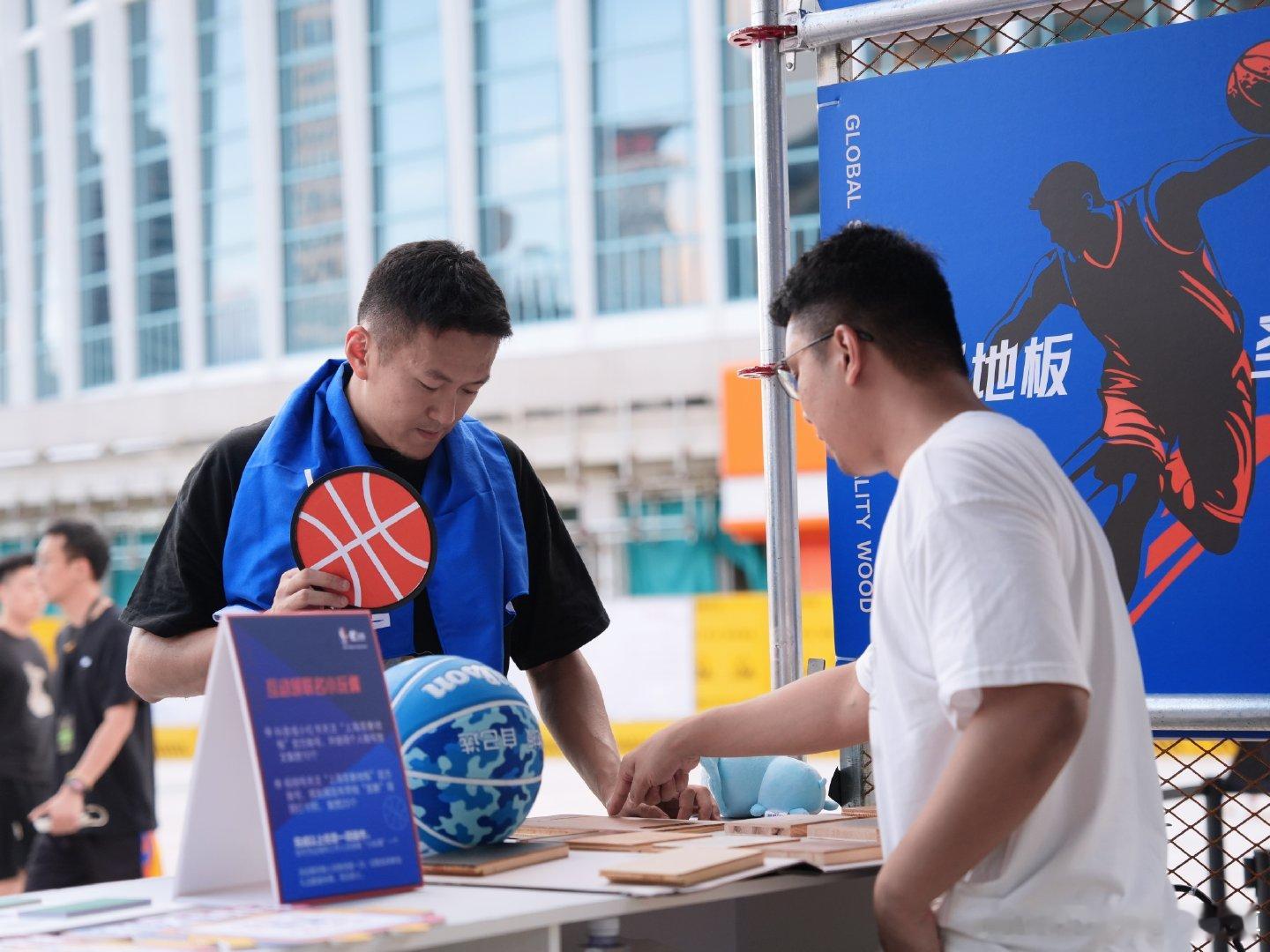 #圣象故事[超话]##NBA上海篮球盛典# 倒计时1天！
NBA G League VS 上海久事大鲨鱼，大战一触即发！
象宝来马克一下 政哥逛嘉年华的一些瞬间~
8.28 & 8.30 | 上海体育馆
圣象专业运动木地板，承载每一刻高光！ ​