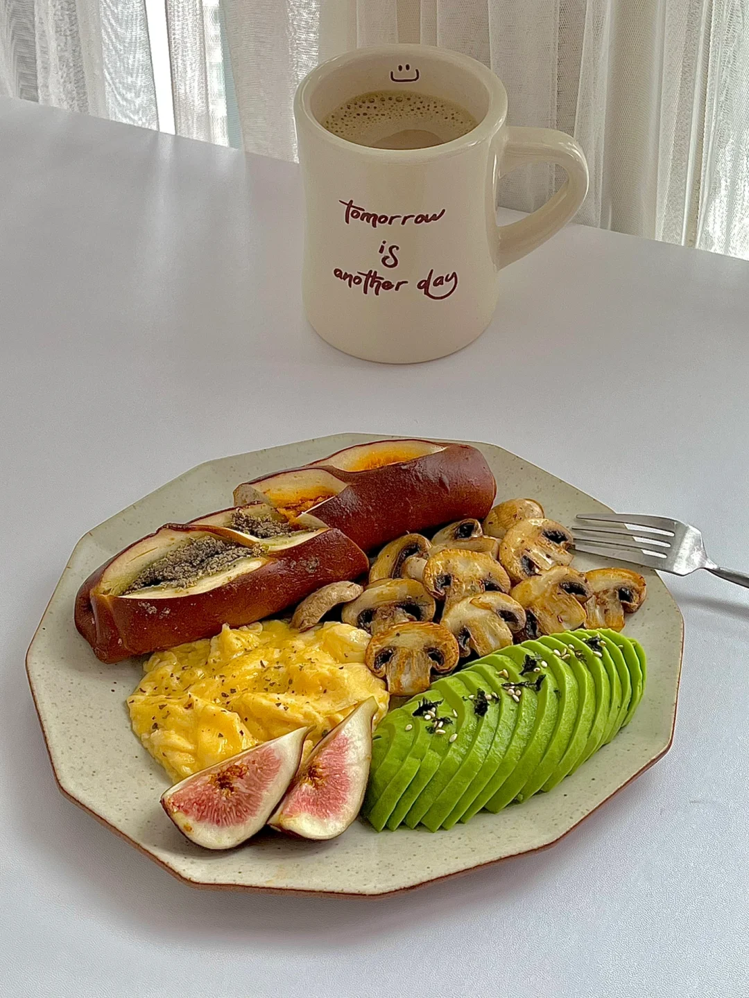 ☀️工作日早餐｜双拼碱水棒煎口蘑早餐盘😋