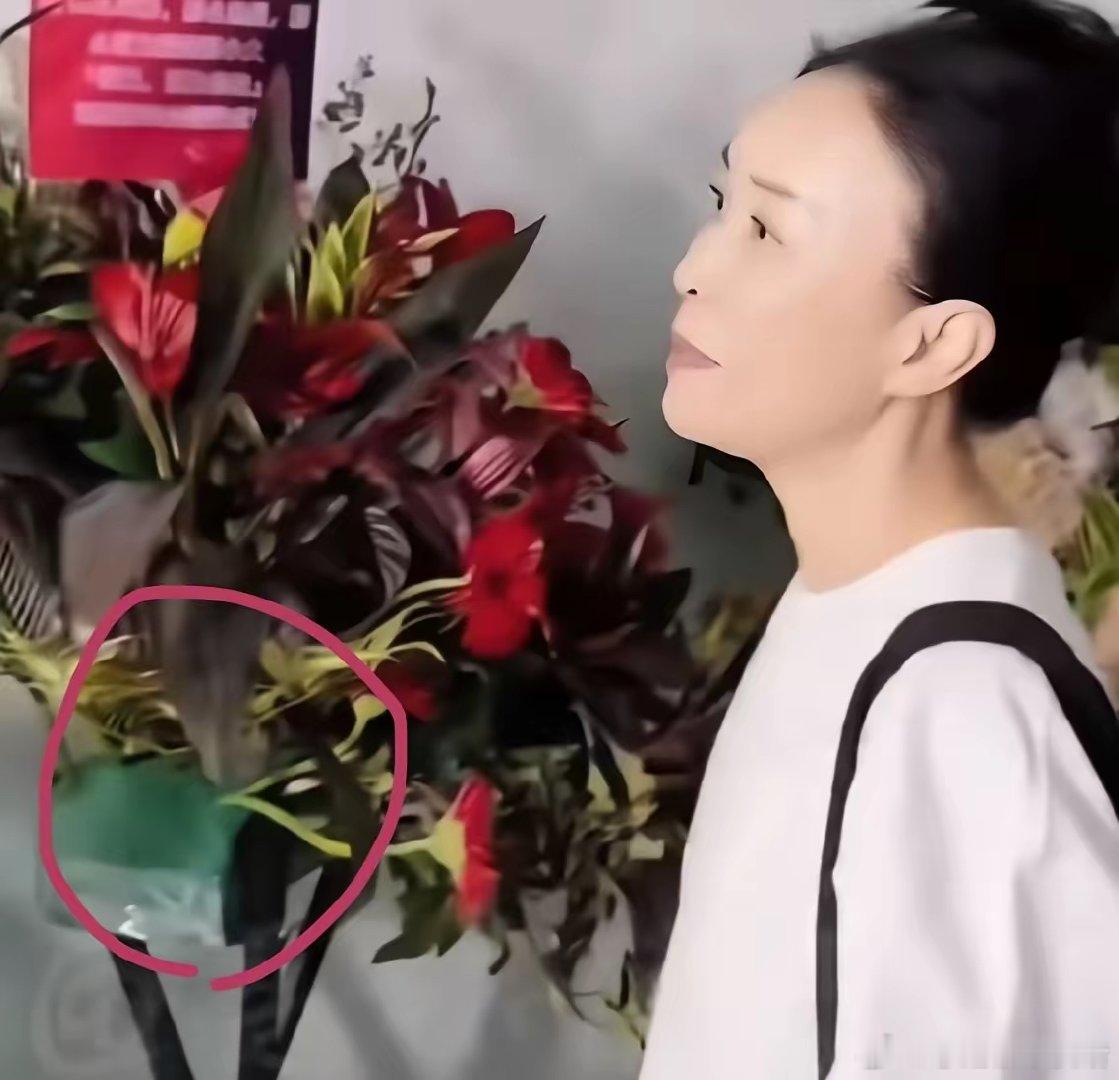 这花谁能送的出手？
原来是爱做表面功夫的张雅琪这就不奇怪了…
对比下其他朋友送的花 ​​​