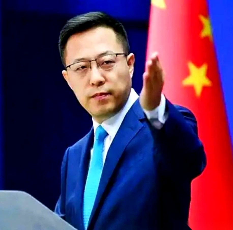 一笔关于“中国高速8年留下约6万亿缺口”的账单，最近在网上被翻了出来。
美国的高速公路不设收费杆，一踩油门跑到底，年底一盘算，居然还能盈利。咱们的车主过收费站，手机扫码“滴”一声，百八十块立马划走。结果一看总账：一年收进来大几千个亿，连本带息还出去的钱扣掉后，反而留下了巨大的收支窟窿。
钱到底去哪了