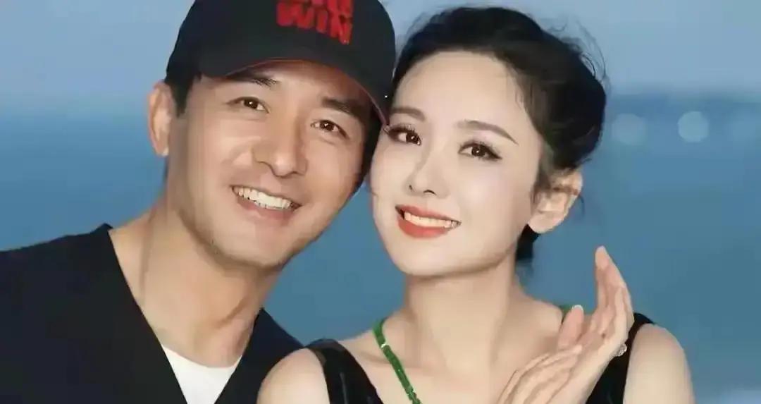 换作现在任何一个女孩，被同一个男人提了20次分手，估计早就把对方拉黑八百遍了。
可程莉莎偏偏不信邪，硬是认准了当年那个兜里比脸还干净的山东穷小子郭晓东。
俩人2002年拍戏刚认识那会儿，条件差得不是一星半点。程莉莎是武汉城里娇生惯养长大的姑娘，郭晓东连下一顿饭钱在哪都发愁，骨子里的自卑让他恨不得