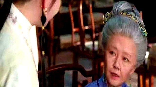 别的剧播完就散，《与凤行》播完很久还在靠团综赚钱，换上民国造型重演名场面依旧火。

真别迷信砸了40亩实景和苏绣缂丝，观众记住的，是大结局赵丽颖和林更新从早哭到晚一口气拍完的眼泪。剧里90%的出圈互动根本不在剧本上，扔缸、吃葡萄、拽头发全是俩人即兴发挥。赵丽颖这个监制，直接把熟人局盘活了。

所以古