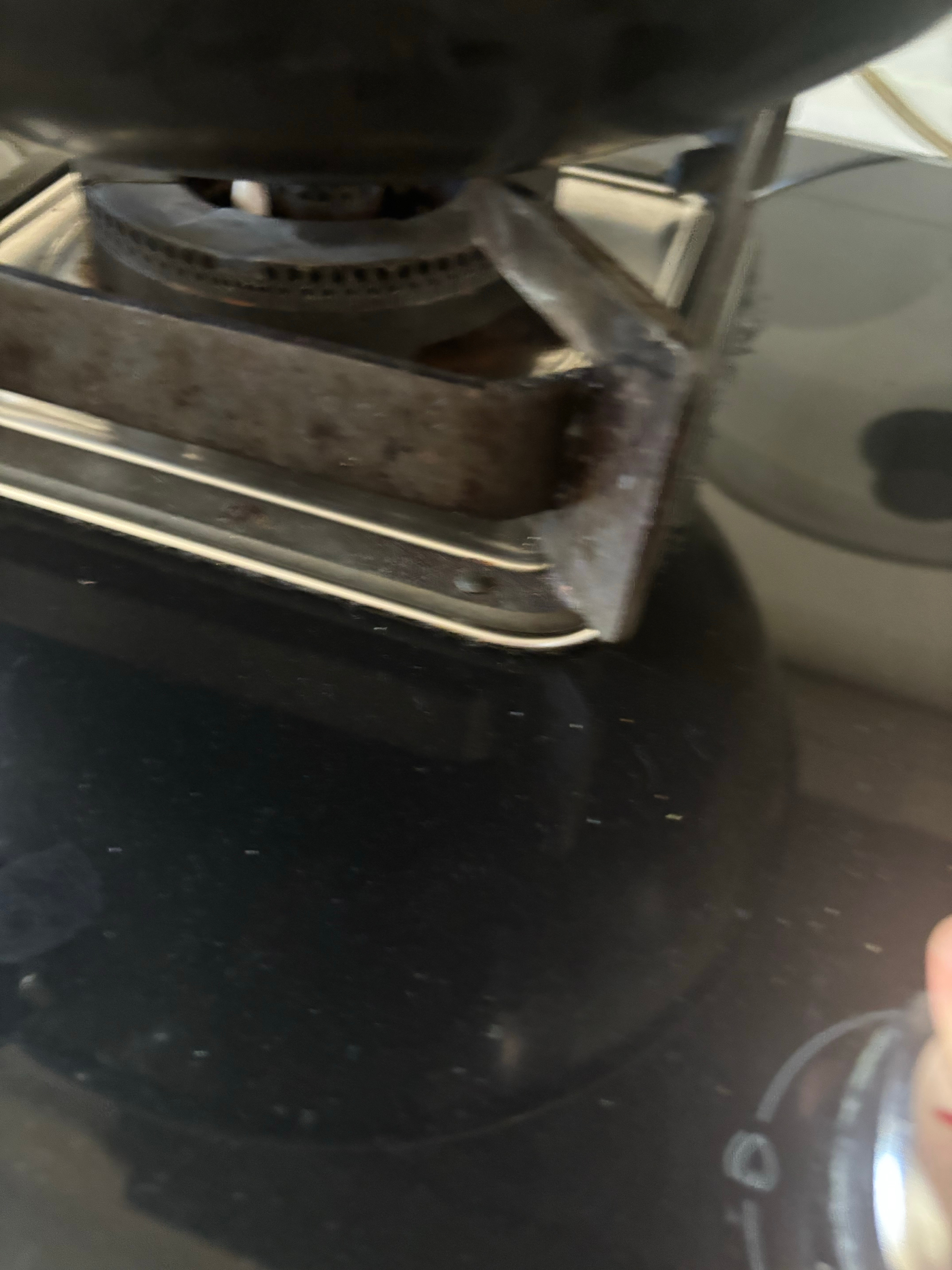 友友们，又有生活经验了
今早上想用燃气灶做个手抓饼
结果死活打不开火
老法还以为是我力气小
我说我力气再小不至于打不开火吧[允悲][允悲]

结果看了电表也没问题，亮着灯也有电
后来给燃气公司打电话才知道
原来我俩好久不用燃气灶自动落阀了！

嘿嘿，虽然我原来不知道
但是后来一想像在的燃气灶还 ​