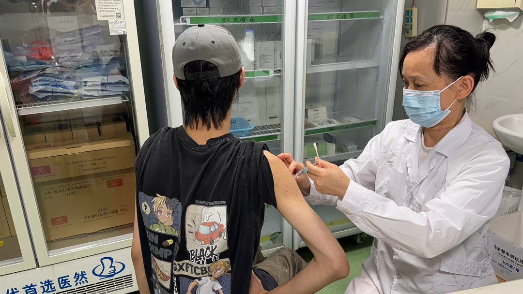 本来以为喜提休息一天，结果是人在家中坐，忙从天上来，这小子玩猫被咬，20多公里接送去回，再加跑医院跑社区，一晚上六个小时都花他身上了，我小时候没有得到的，都给你了，反正我是觉得对的起母亲这个称谓的，其他的随缘吧。 ​