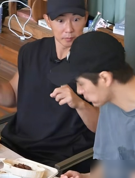 洗澡一小时起步，这男星在浴室里到底干啥？
《披荆斩棘2026》宿舍里，刘畊宏跟阿云嘎正八卦。阿云嘎直接爆料，米卡这哥们，只要钻进浴室，没一个小时根本出不来。
一天至少洗两次澡，出点汗还得加场。你以为他是在里面精致护肤？全错了。
阿云嘎一语道破，米卡是看上了浴室里的天然混响，躲在里面疯狂练歌。为