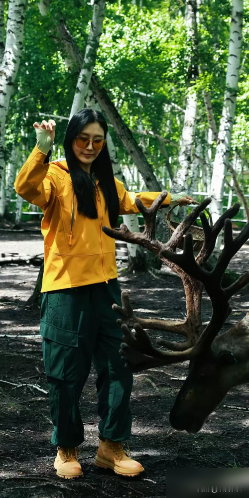 手捧花没往后扔，直接怼到郭麒麟怀里了。
陶阳结婚，德云社能来的全来了。郭德纲主婚，于谦证婚，高峰司仪。新娘胡嘉博是麒麟剧社的刀马旦，跟陶阳台上台下搭了不知道多少场戏。
仪式走完，新娘转身，手捧花不抛了，径直塞给台下的郭麒麟。全场炸了。高峰嘴快，一句下一个轮到大林，把郭麒麟架在那儿下不来台。
2