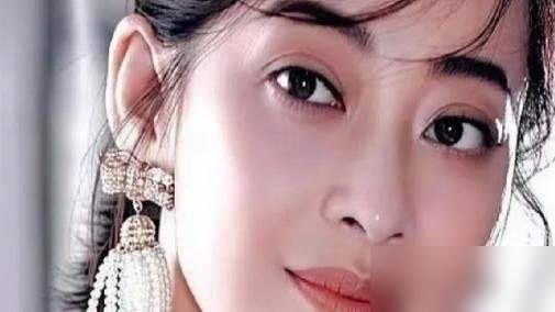 郭涛拍《父母爱情》44集拿了8万8，梅婷拿了300万，他直接去找孔笙要说法。
孔笙一句话给他堵回来了：人家是开机前原女主跑路，临时拉来救火的，这钱是市场价。
郭涛没再吭声，戏照拍，江德福演成了经典。那部戏总成本才900万，口碑收视双爆。
十几年过去，梅婷还在演女主，说“心里没有主配角之分”。郭
