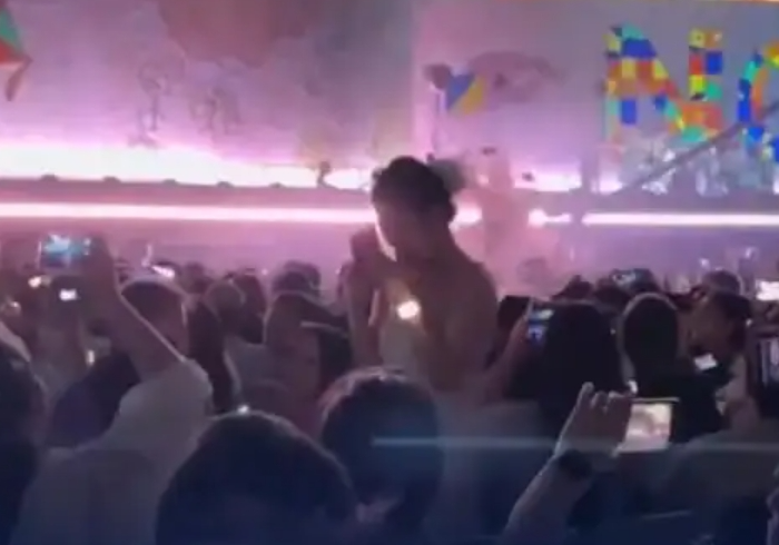 现在公开场合求婚都不能被容忍了吗？
近日，北京鸟巢赵雷演唱会现场，一对情侣因求婚时女方激动忘我，忍不住站起来了。
遭到后排观众大喊：坐下坐下
更有甚者表示：老子是来看演唱会的，不是花钱来看你求婚的……
场面一度十分尴尬
而事后这对求婚的当事人称已报警！
咱也不理解了，报啥警呢又
以前看见结婚的求婚的