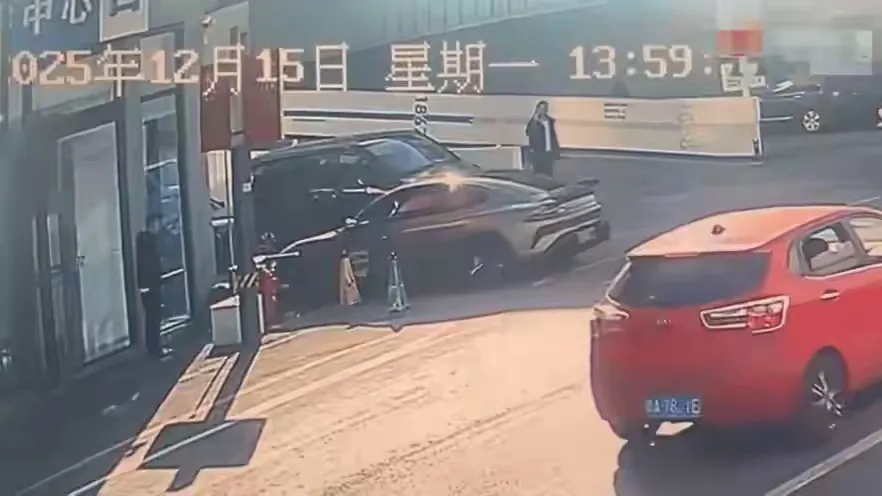 杭州小米交付中心撞死人：三十岁员工蹲墙角休息，被新车撞没了，这事儿太扎...